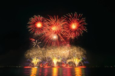 üzerinde siyah gök renkli havai fişek