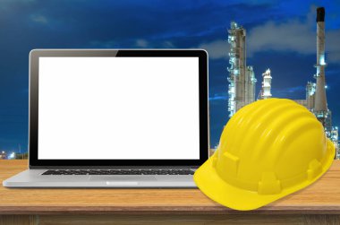 Sarı kask ve dizüstü 