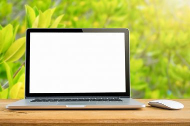  Masada boş ekran olan dizüstü bilgisayar 