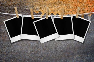 Boş resim çerçeveleri clothespins ile