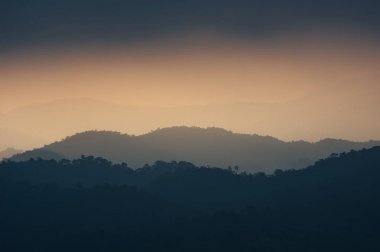 Phu Lanka yatay, Puslu dağlar