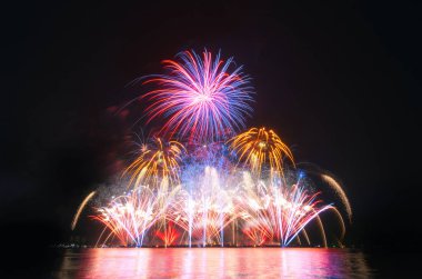 üzerinde siyah gök renkli havai fişek