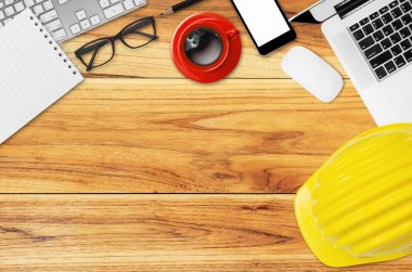 kask ile masa üzerinde Ofis donatım