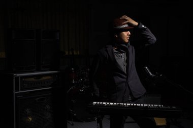 Müzisyen sentezleyici çalıyor