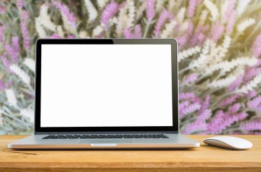  Masada boş ekran olan dizüstü bilgisayar 