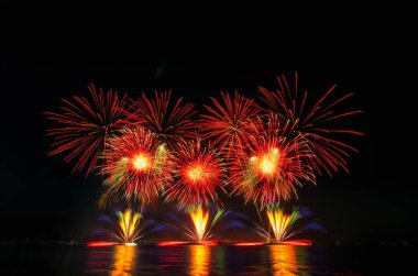 üzerinde siyah gök renkli havai fişek