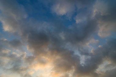 Mavi gökyüzünde güneş ışınları