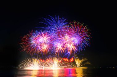 üzerinde siyah gök renkli havai fişek