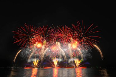 üzerinde siyah gök renkli havai fişek