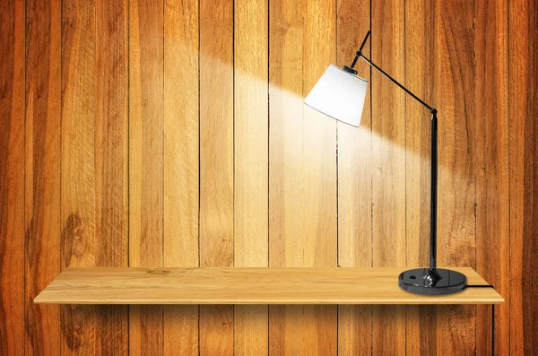 Lampada su libreria in legno — Foto Stock