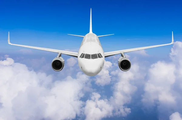 Avión volando sobre nubes — Foto de Stock