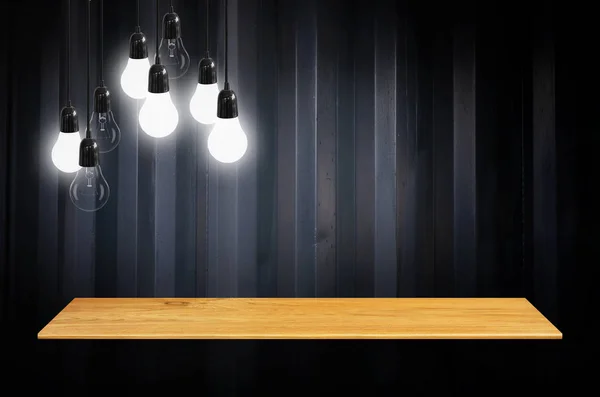 Lampor med trä bokhylla — Stockfoto