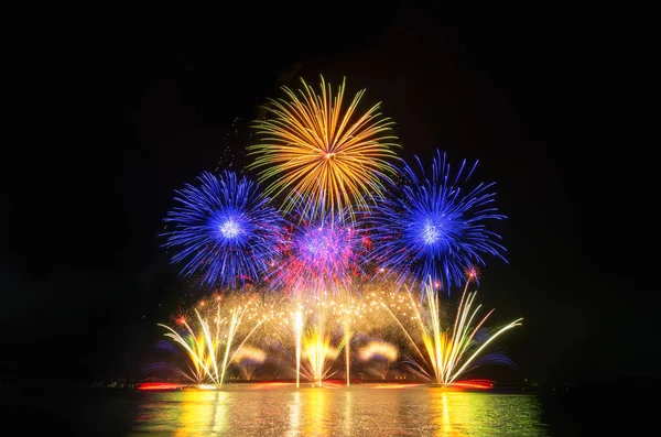 Farbenfrohes Feuerwerk am schwarzen Himmel — Stockfoto