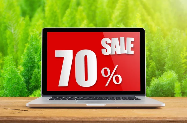 Försäljning pris tag på laptop skärm — Stockfoto