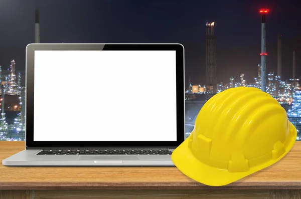 Casco di sicurezza giallo e laptop — Foto Stock