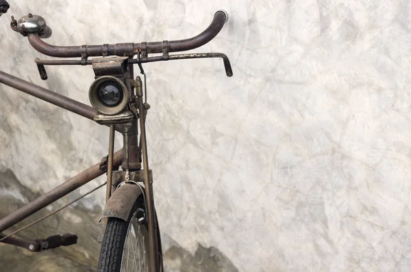 Oldtimer-Fahrrad in der Nähe der Mauer — Stockfoto