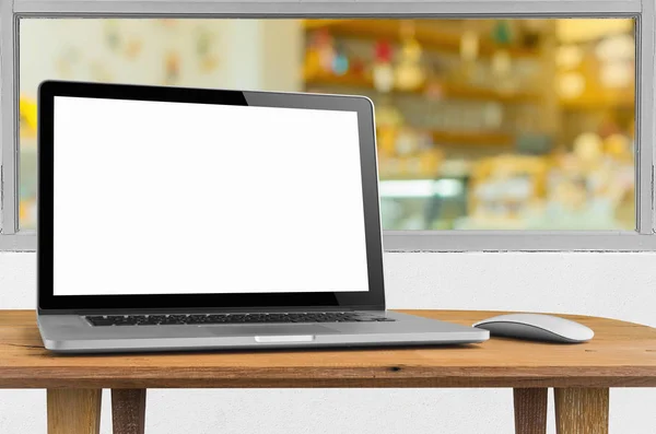 Laptop med blank skärm på bordet — Stockfoto