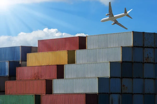 Aereo che sorvola il porto industriale con container — Foto Stock