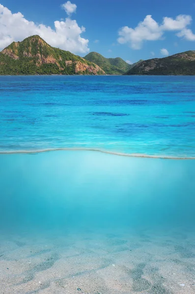 Sea with mountain top — Stock Photo, Image