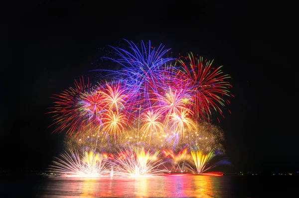 Feux d'artifice colorés sur ciel noir — Photo