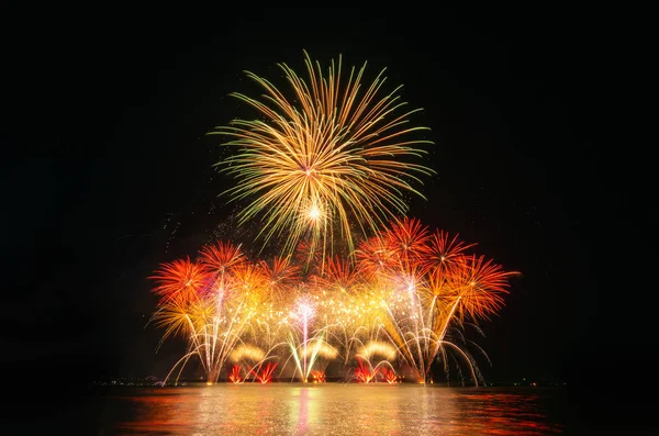 Fuochi d'artificio colorati su cielo nero — Foto Stock