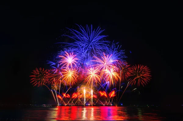 üzerinde siyah gök renkli havai fişek