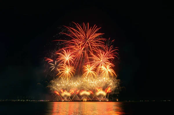 üzerinde siyah gök renkli havai fişek