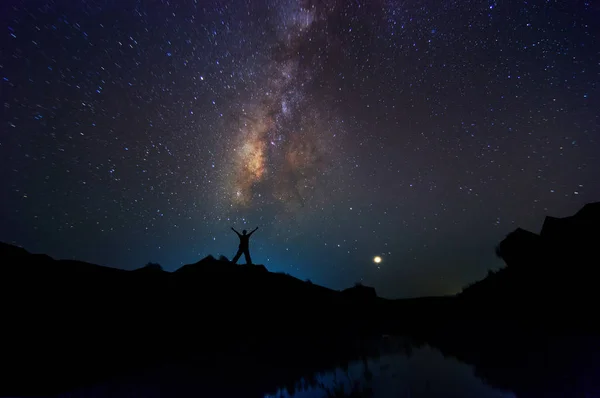 Man looking at  Milky Way — Stock Photo, Image