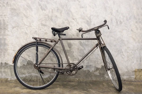 Vintage Bicycle near wall — Stock Photo, Image