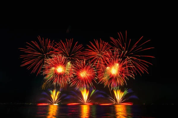 üzerinde siyah gök renkli havai fişek