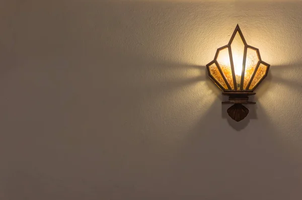 Lâmpada de parede com sombra amarela — Fotografia de Stock