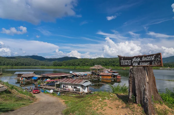 Pueblo de pescadores en la presa Reina Sirikit —  Fotos de Stock