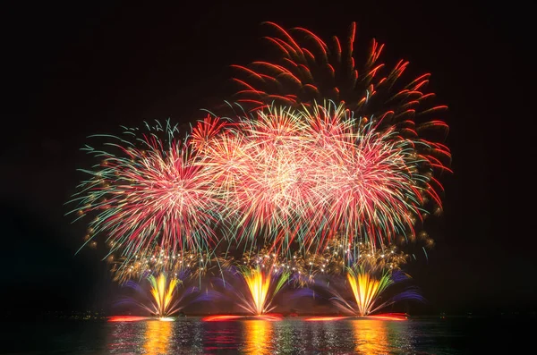 Coloridos fuegos artificiales en el cielo negro — Foto de Stock