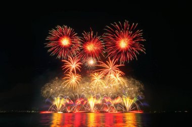 üzerinde siyah gök renkli havai fişek