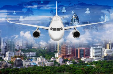 Yüksek bulutların üzerinde uçan uçak