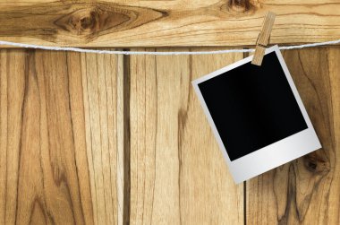 Clothespin ile boş fotoğraf çerçevesi