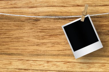 Clothespin ile boş fotoğraf çerçevesi