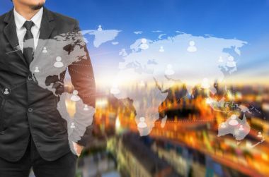 Dünya haritası olan iş adamı