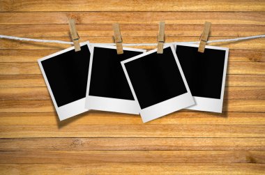 Boş resim çerçeveleri clothespins ile