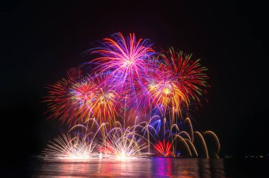 üzerinde siyah gök renkli havai fişek