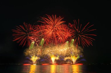 üzerinde siyah gök renkli havai fişek