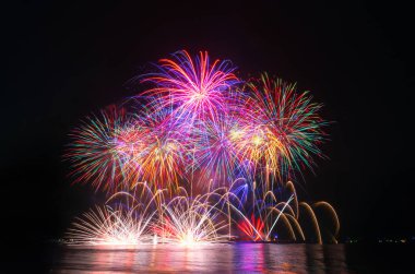 üzerinde siyah gök renkli havai fişek