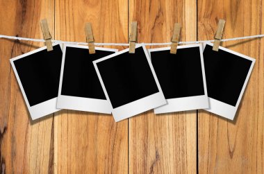 Boş resim çerçeveleri clothespins ile