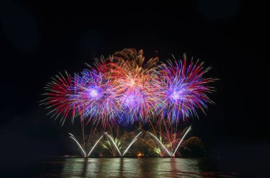 üzerinde siyah gök renkli havai fişek