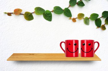 Kırmızı gülümseyen kahve bardağı  