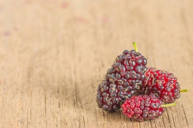 Olgun kırmızı dut