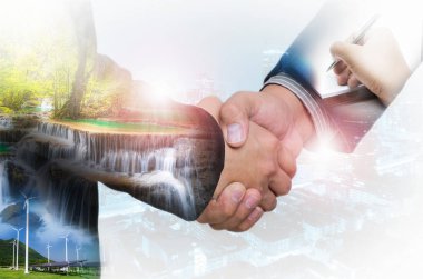 Takım elbiseli iki iş adamları el sıkışma 