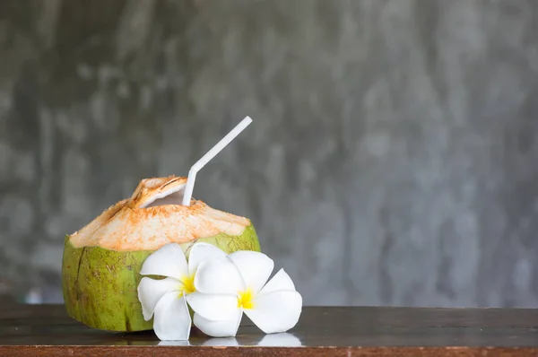코코넛 나무 테이블에 — 스톡 사진