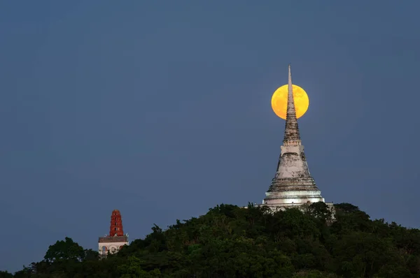 Lua cheia com pagode na colina — Fotografia de Stock