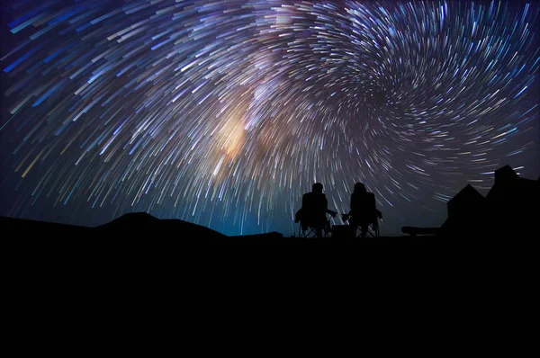 Silueta páru pozorovat hvězdy v noci — Stock fotografie